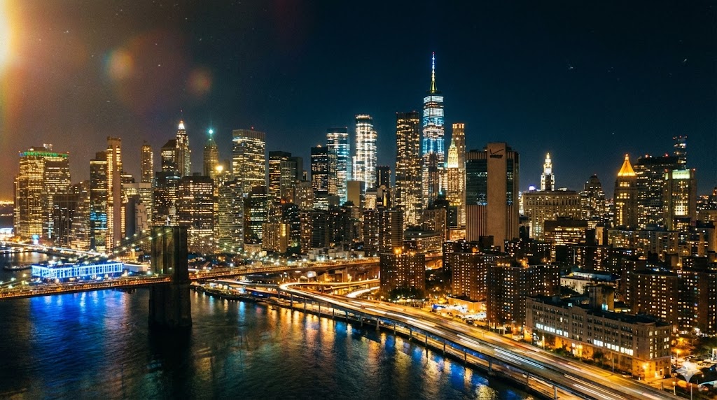 부동산 경매 사무실에서 업무하는 이미지